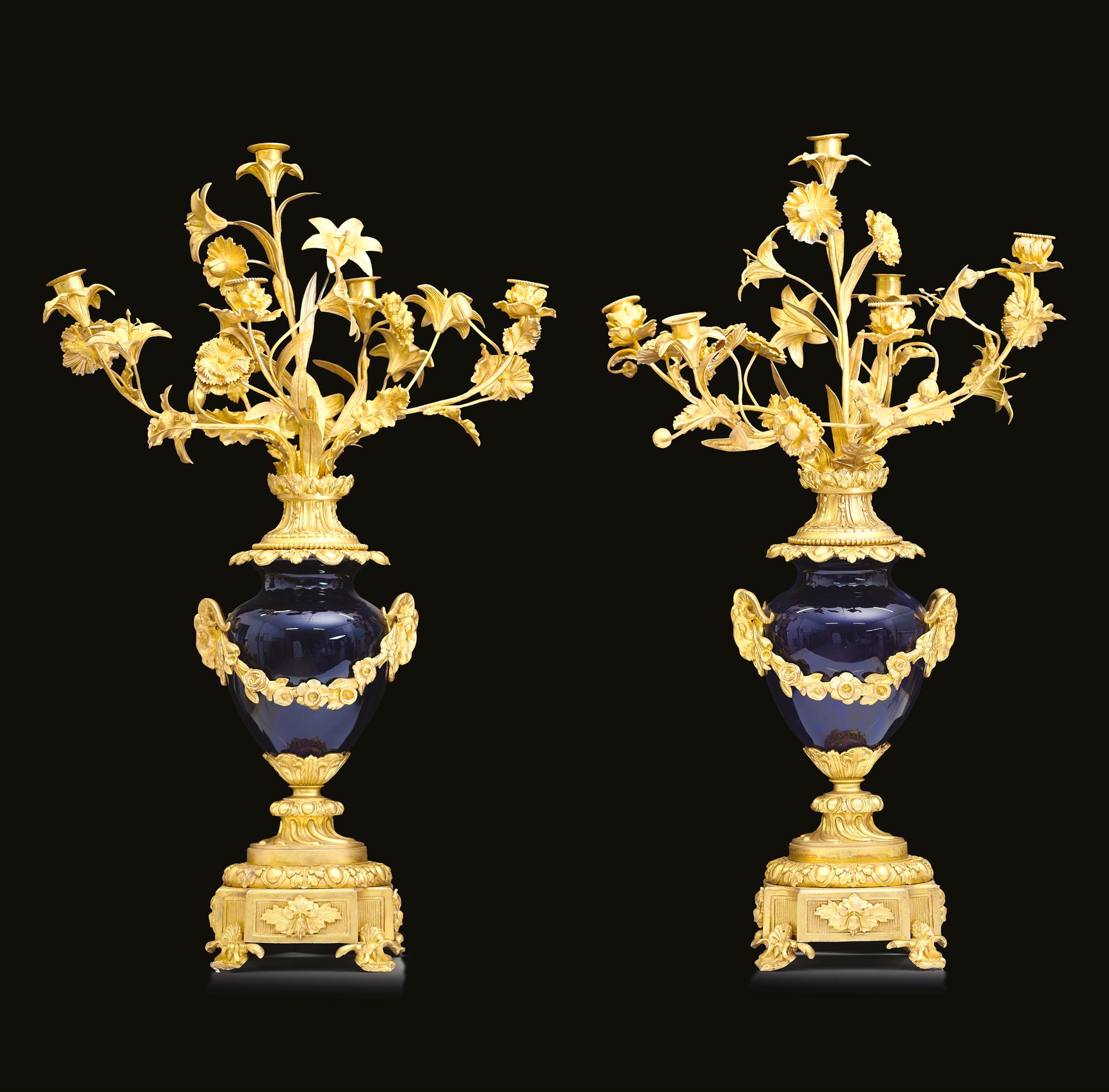 Coppia di eleganti candelabri a sei bracci a rami fioriti